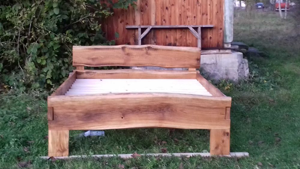 Продається ліжко,тумбочки, комод з масиву дерева, дуба.