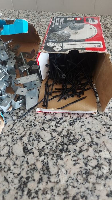 Vendo estas 2 caixas com estes artigos  por não estar a usar