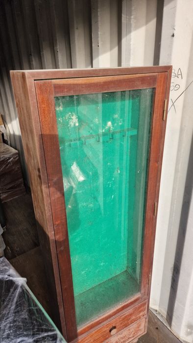 Armeiro em razoável estado.