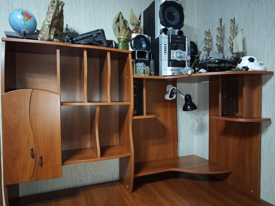 Комп'ютерний стіл