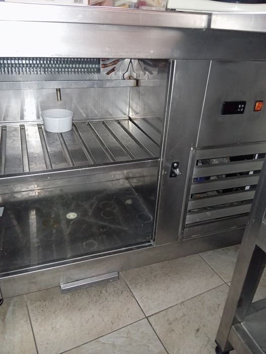 Arca frigorífica industrial e lava loiça ao mesmo nível em inox