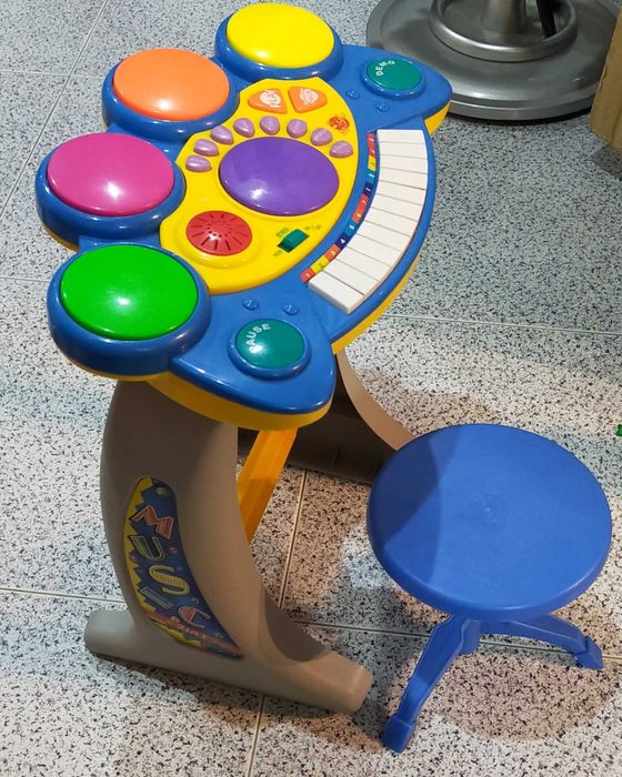 Piano Music com cadeira a funcionar