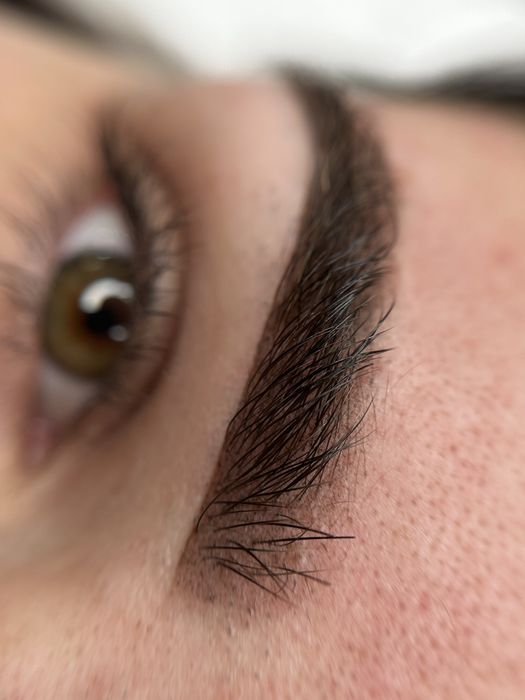 Makijaż permanentny brwi pmu modelka promocja