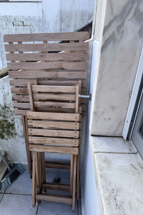 Mesa e duas cadeiras em madeira para jardim