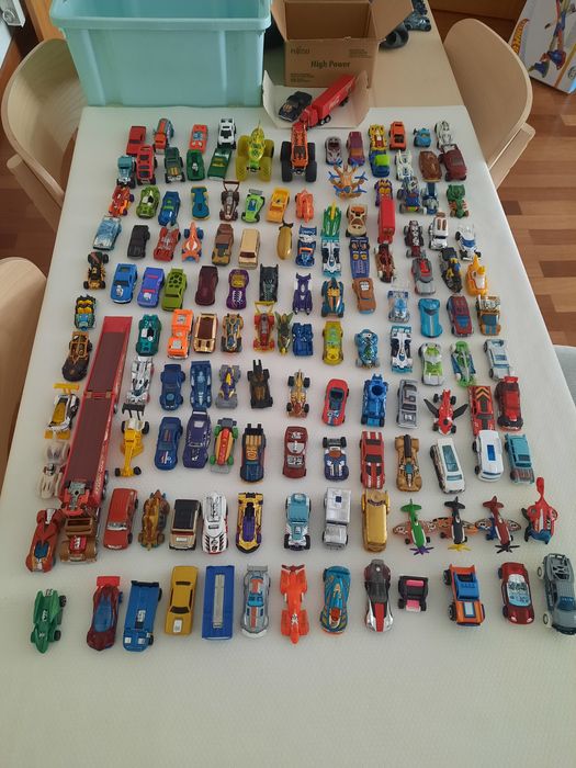 Vários carros da Hot Wheels