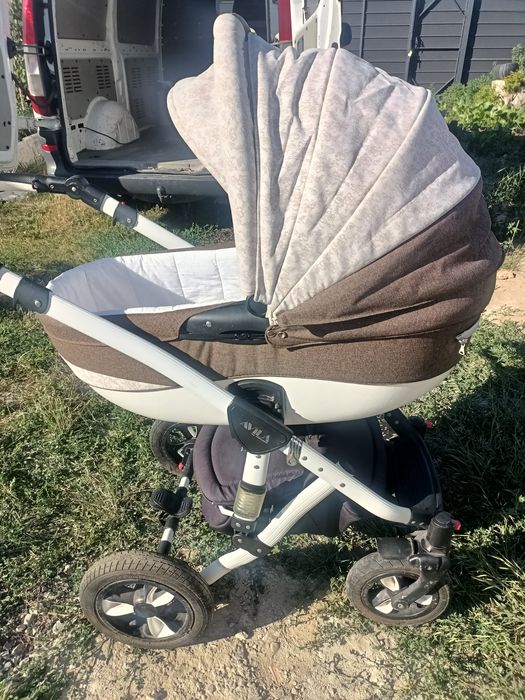 Продам коляску дитячу. Маневрена,висока