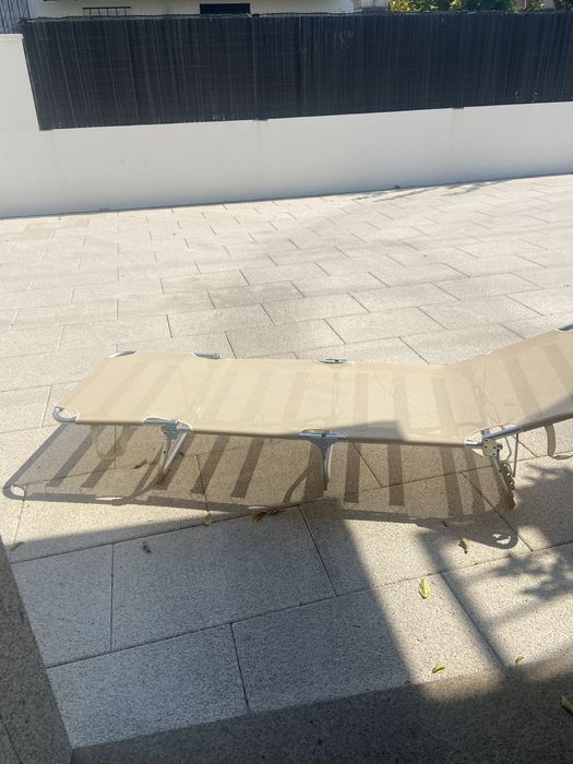 Espreguiçadeira bege como nova