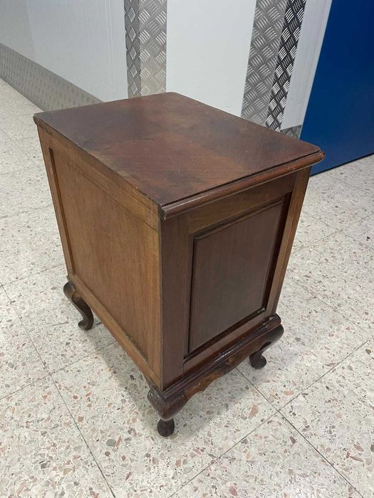 2 mesas de cabeceira antigas