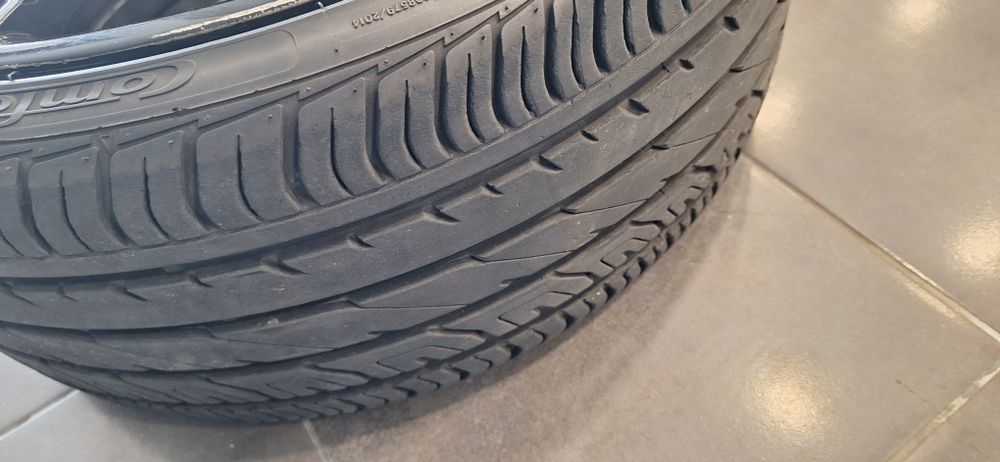 Pneus 225/30 R20