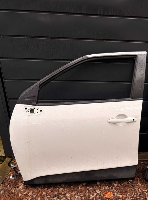 Drzwi lewe przednie Yaris Cross kolor 040