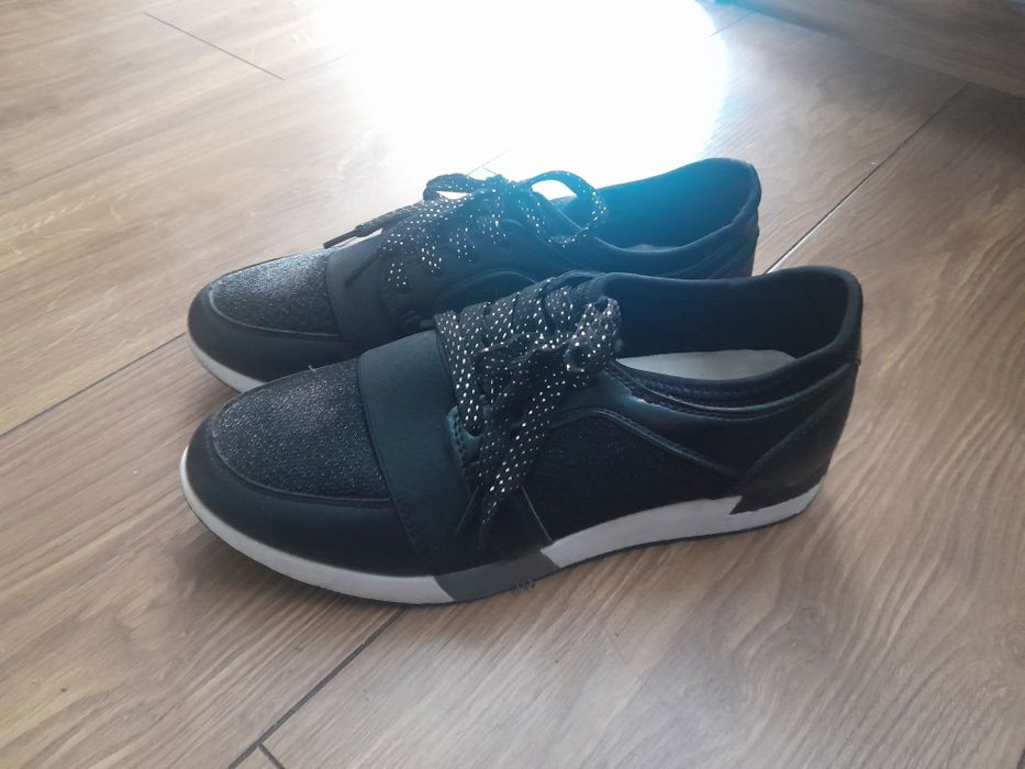 Modne czarne adidasy