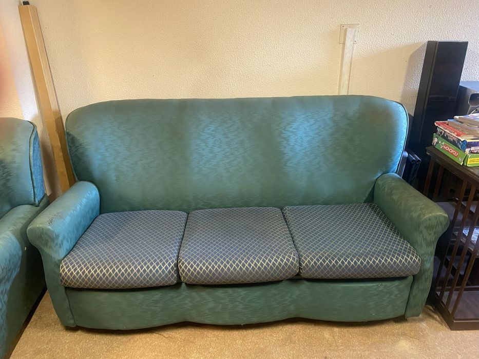 1 Sofá cama e 2 individuais em bom estado.