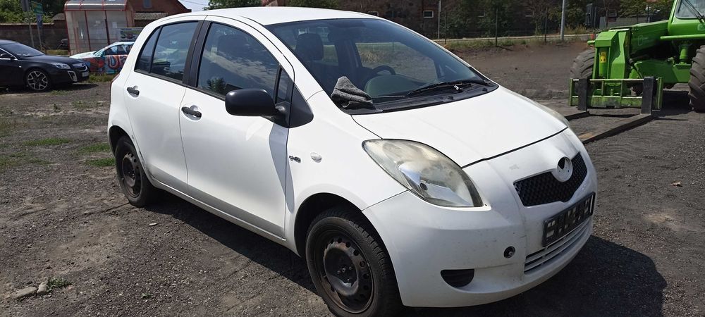 toyota yaris 1.4 1ndyv  d4d lak 068 d4d 90km samochód na części