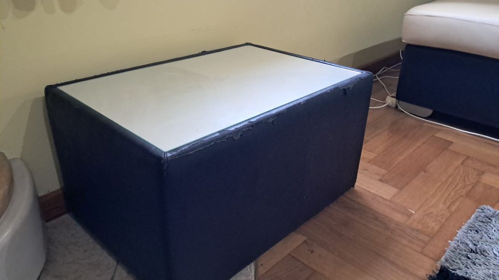 Sala com sofá, mesa de centro e cortinados