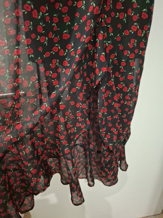 Vestido Bershka com padrão floral em preto e vermelho.
Tamanho S 
Forr