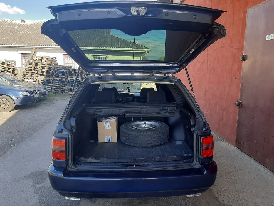 Фольцваген Б4 синій