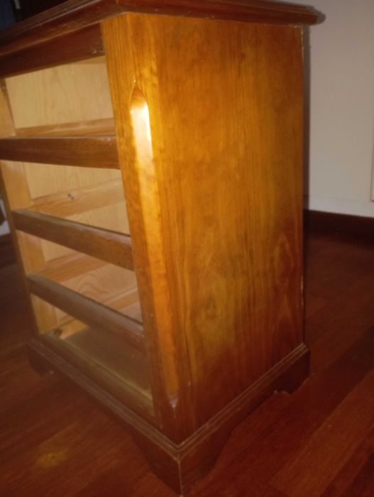 Mesas de cabeceira. Oferta de 2 prateleiras.