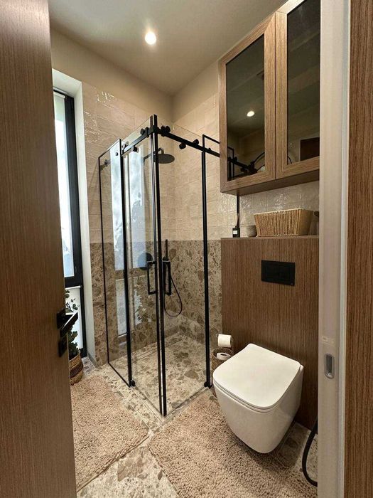 В продаже новый современный дом с бассейном в районе 12ст. Б. Фонтана.