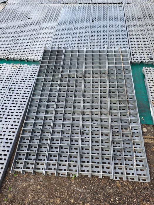 Estrado técnico em plástico para caravana ou outros fins.