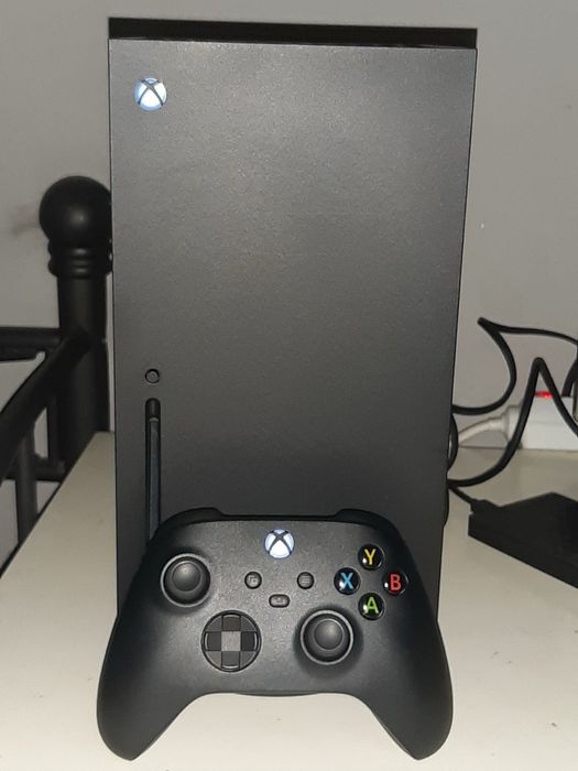 Xbox Series X z dwoma padami + moge dodać podkładke chłodzącą
