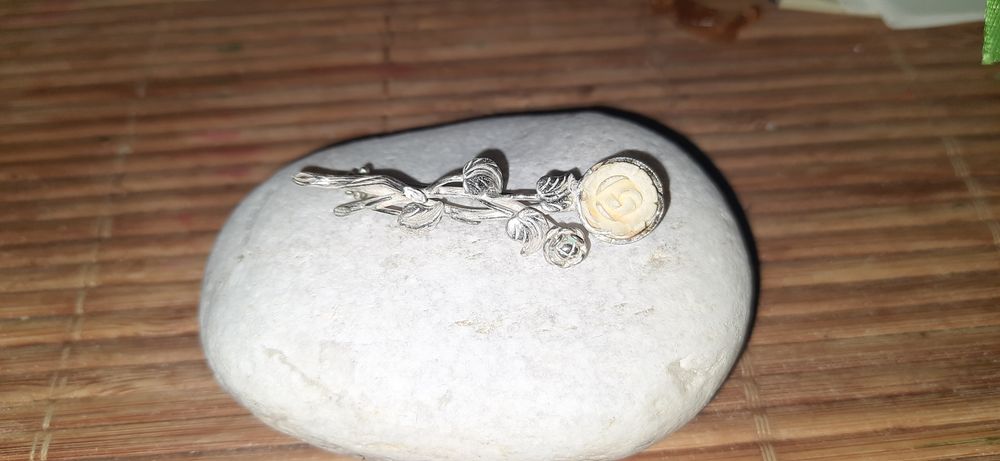 Srebrna broszka z różą