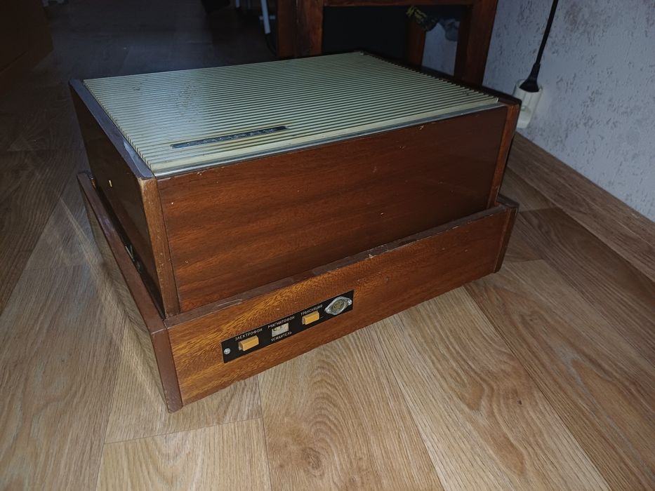 Продам Радіолу  Рекорд