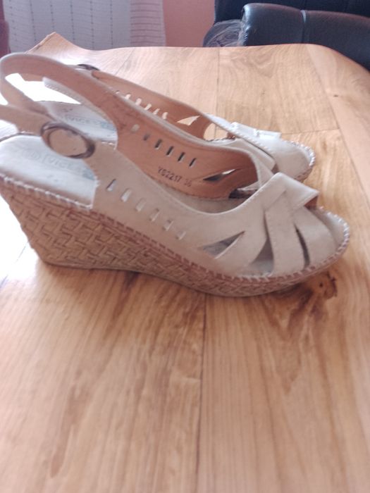 Buty damskie na koturnie skórzane rozmiar 36