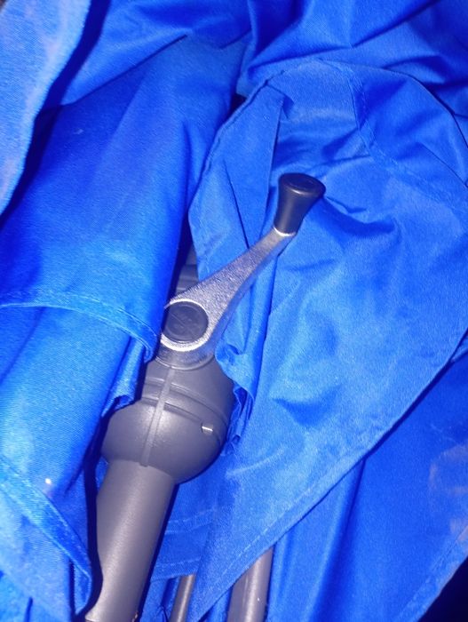 Sprzedam jeden parasol.