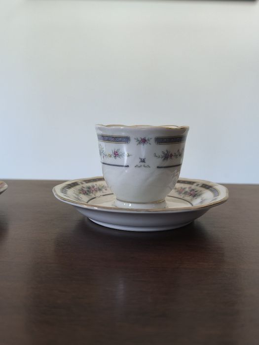 Conjunto de chávenas de porcelana
