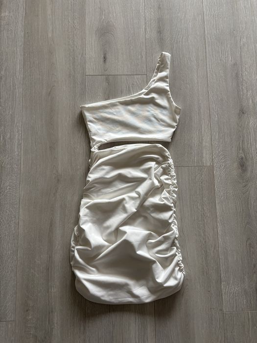 Biała sukienka na jedno ramię z wycięciem na brzuchu