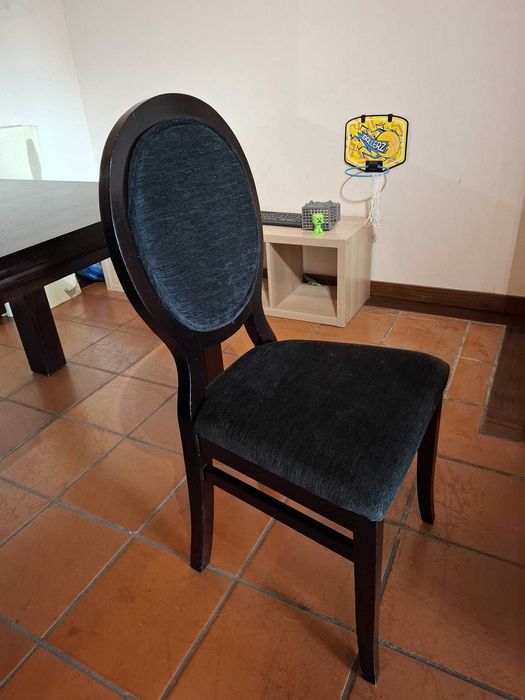 Mesa de madeira extensível.