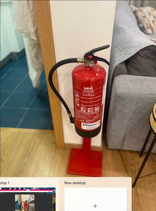 Extintor de Incêndio com Suporte – Novo (Nunca Usado)