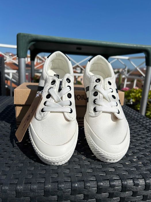 Tênis de Mulher branco com riscas pretas