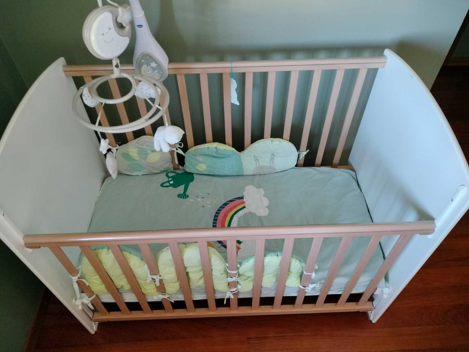 Berço bebé com oferta de proteção lateral almofadada e de Móbile da marca Chicco