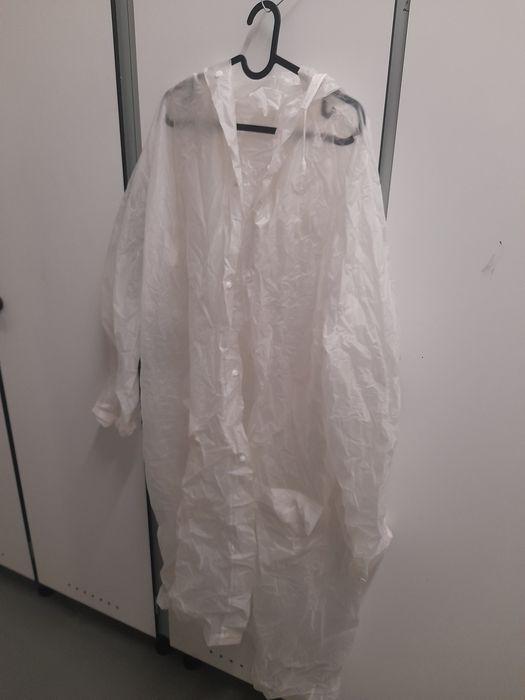 Capa de chuva branca com bolsos