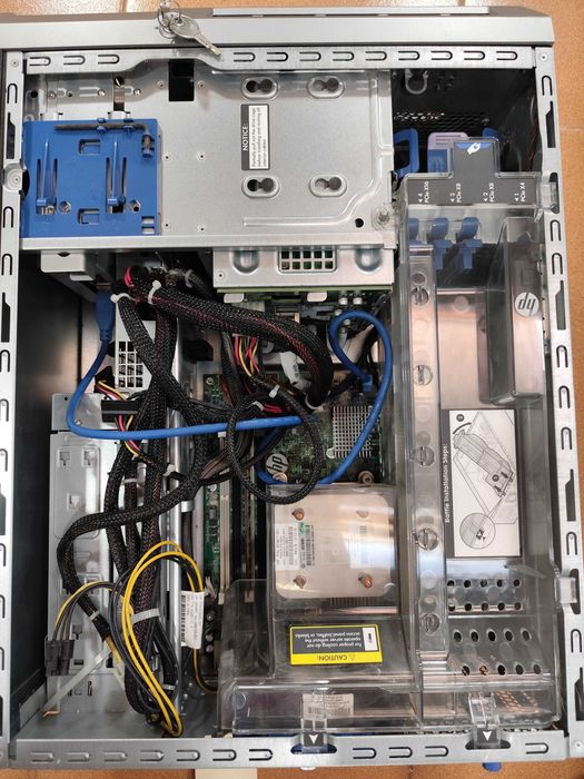 Servidor Fujitsu PRIMERGY TX100 S1 (XEON)