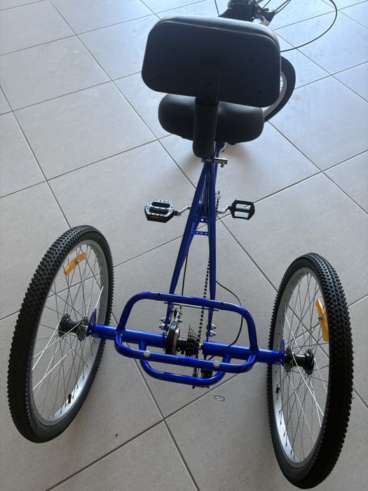 Bicicleta com tres rodas nova