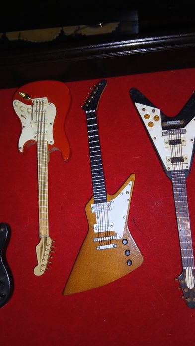 Colecao 12 guitarra baixo  minitura por 120 €