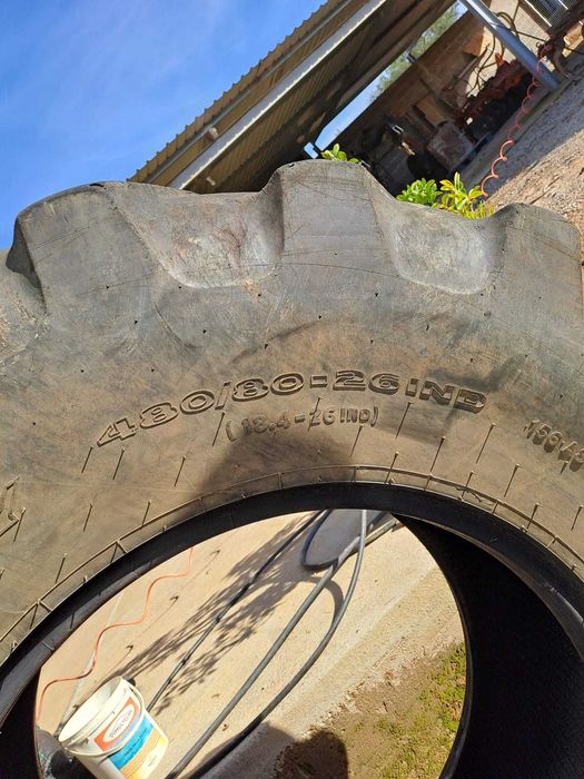 Pneus traseiros retroescavadora