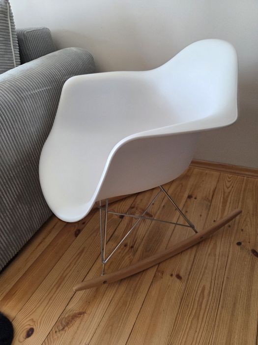 Fotel biały plastikowy bujany drewniane nogi