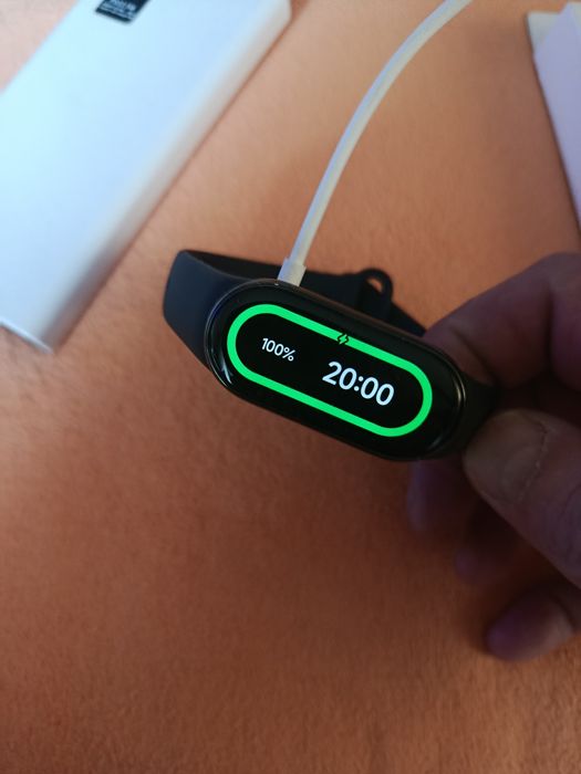 Два фітнес-браслети Xiaomi Smart Band 8 та китайський. 


Це фітнес-бр