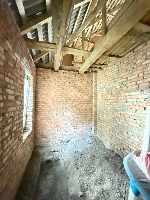 Продається окремо стоячі будівлі у самому центрі села Черепашинці