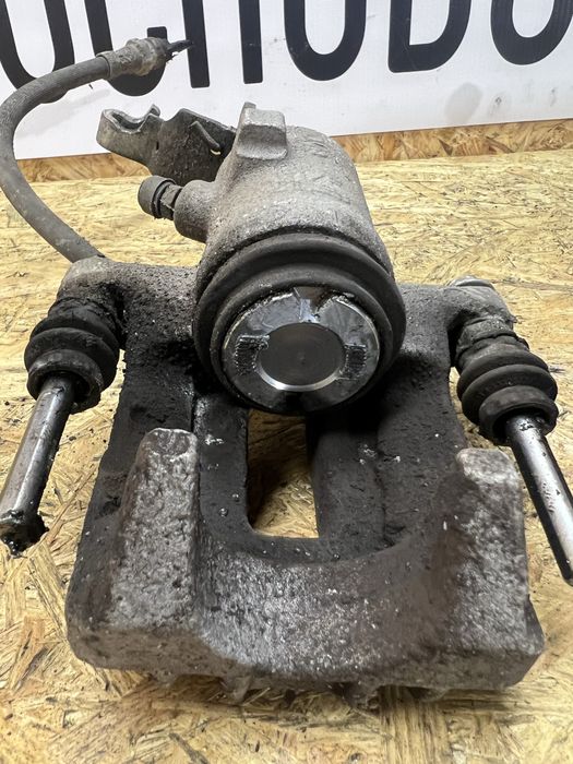 Zacisk hamulcowy vw golf 5 prawy tył TRW