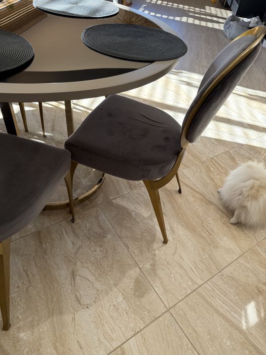 Stół z krzeslami lustro