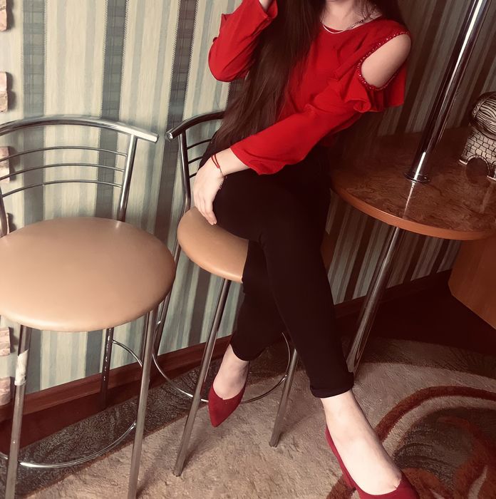 Червона блуза з відкритими плечима