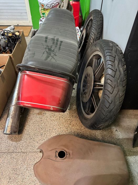 Moto Yamaha XS750 de 1977 desmontada