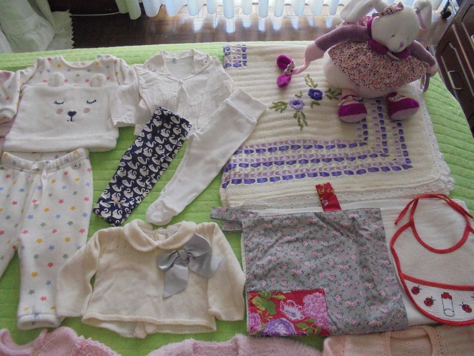 lote de roupa de menina bebé a caixa de musica