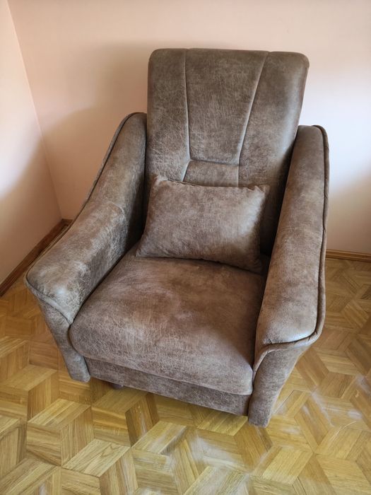 2 brązowe fotele i stół