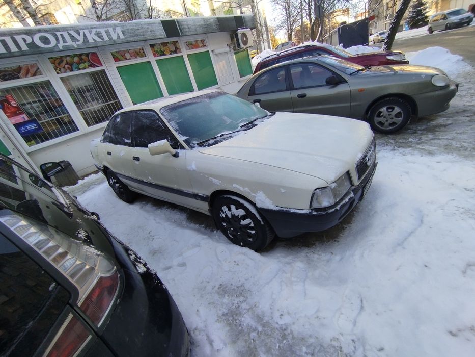 Audi 80 на ходу.