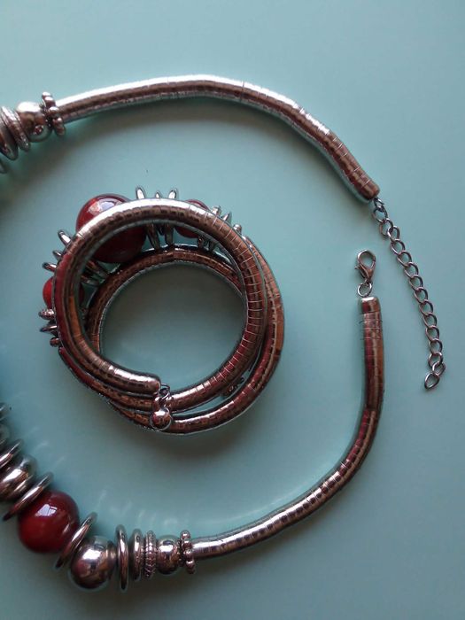 Conjunto de colar e pulseira, usados